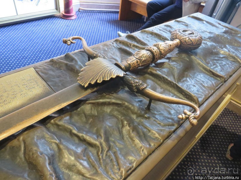 Посетить замок и прислониться к стенам средневековья