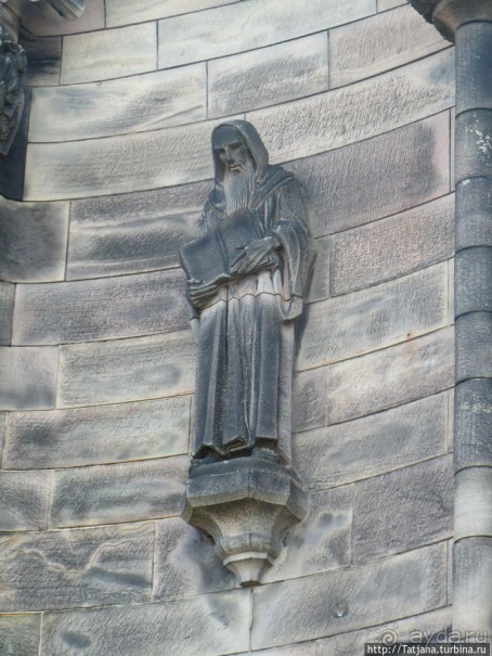 Посетить замок и прислониться к стенам средневековья