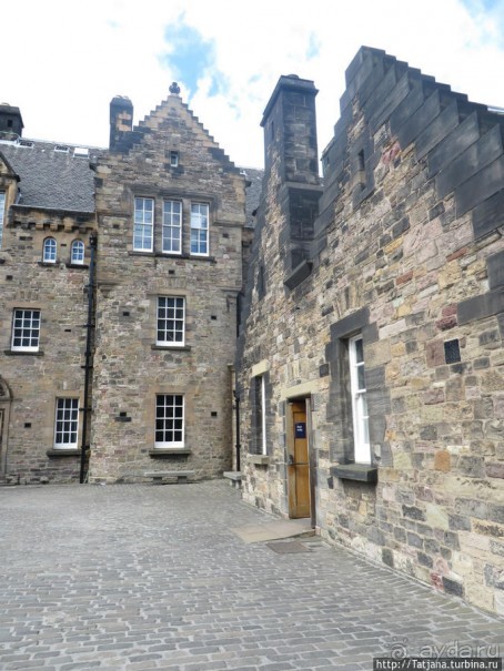 Посетить замок и прислониться к стенам средневековья