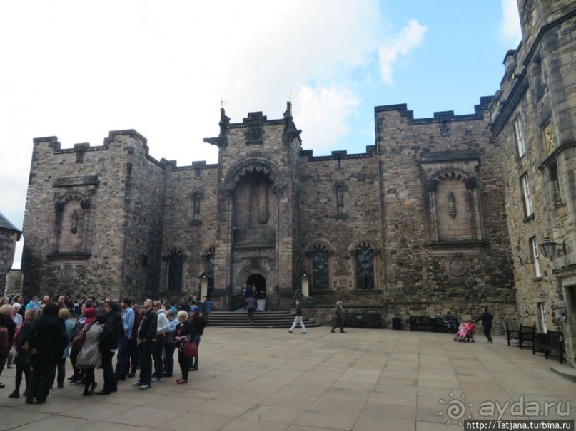 Посетить замок и прислониться к стенам средневековья