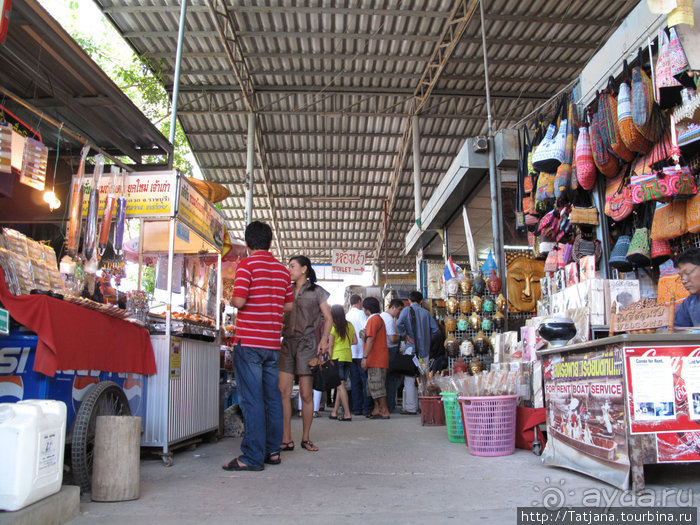 Плавучий рынок на реке Квай