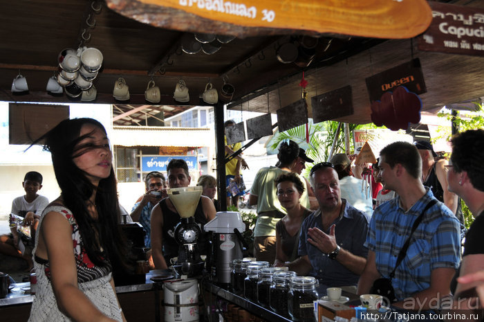 Плавучий рынок на реке Квай