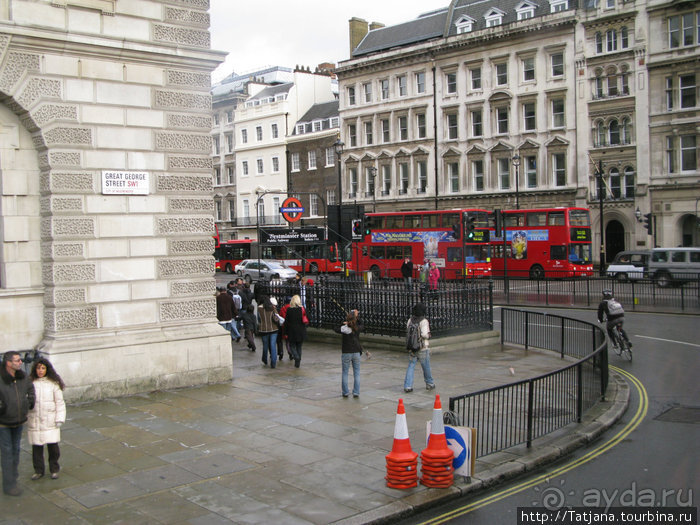 А также огни ночного Лондона, дождь и пеликан...