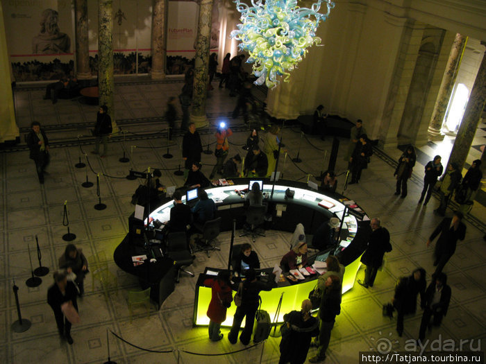 А также огни ночного Лондона, дождь и пеликан...