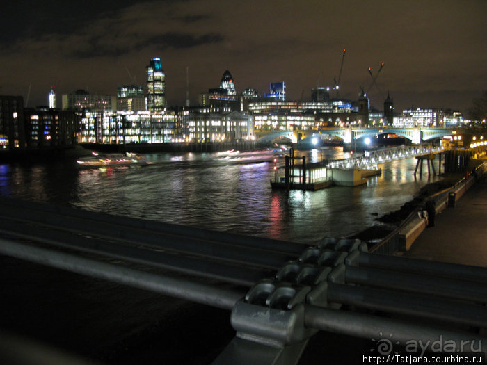 А также огни ночного Лондона, дождь и пеликан...