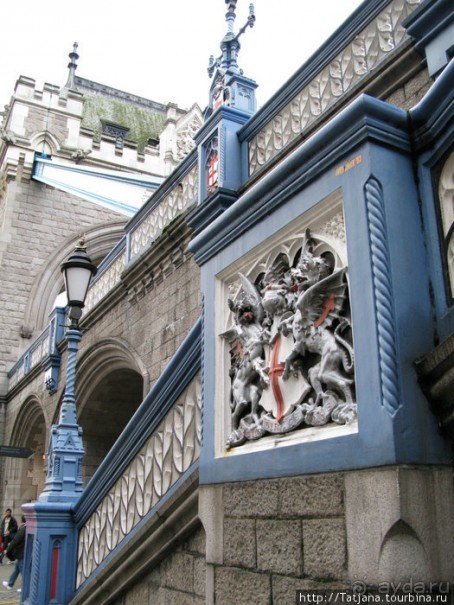 А также огни ночного Лондона, дождь и пеликан...