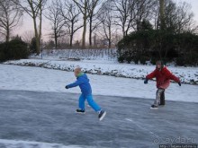 Наконец - то замерз "Уточкин" пруд... и все идут на каток