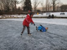 Наконец - то замерз "Уточкин" пруд... и все идут на каток