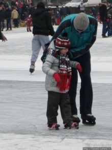 Наконец - то замерз "Уточкин" пруд... и все идут на каток