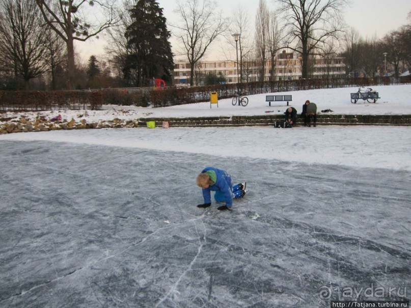 Наконец - то замерз "Уточкин" пруд... и все идут на каток