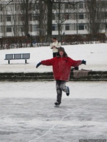 Альбом отзыва "Наконец - то замерз "Уточкин" пруд... и все идут на каток"