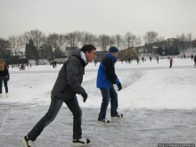 Наконец - то замерз "Уточкин" пруд... и все идут на каток