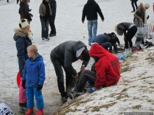 Наконец - то замерз "Уточкин" пруд... и все идут на каток