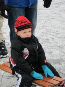 Наконец - то замерз "Уточкин" пруд... и все идут на каток