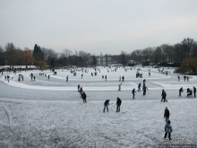 Наконец - то замерз "Уточкин" пруд... и все идут на каток