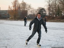 Наконец - то замерз "Уточкин" пруд... и все идут на каток