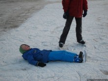 Наконец - то замерз "Уточкин" пруд... и все идут на каток