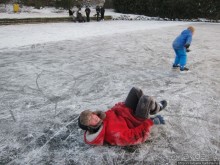 Наконец - то замерз "Уточкин" пруд... и все идут на каток
