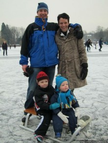 Наконец - то замерз "Уточкин" пруд... и все идут на каток
