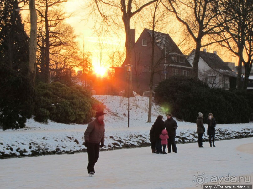 Наконец - то замерз "Уточкин" пруд... и все идут на каток