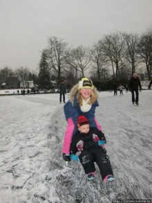 Наконец - то замерз "Уточкин" пруд... и все идут на каток