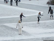 Наконец - то замерз "Уточкин" пруд... и все идут на каток