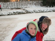 Наконец - то замерз "Уточкин" пруд... и все идут на каток