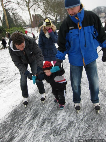 Наконец - то замерз "Уточкин" пруд... и все идут на каток