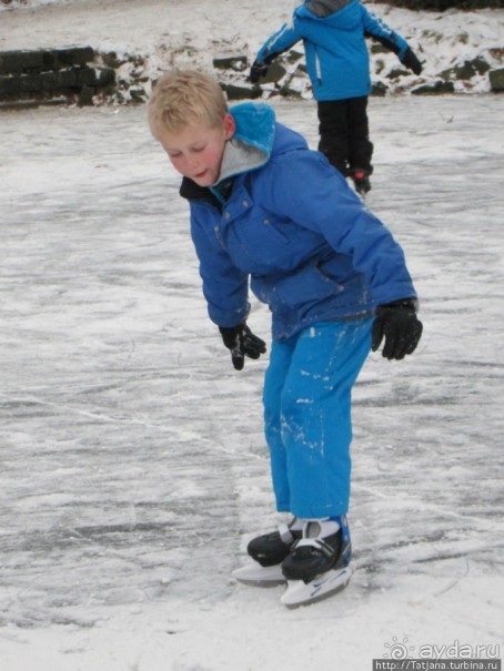 Наконец - то замерз "Уточкин" пруд... и все идут на каток