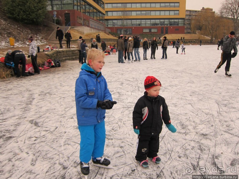 Наконец - то замерз "Уточкин" пруд... и все идут на каток