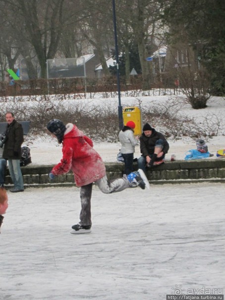 Наконец - то замерз "Уточкин" пруд... и все идут на каток