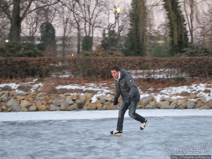 Наконец - то замерз "Уточкин" пруд... и все идут на каток
