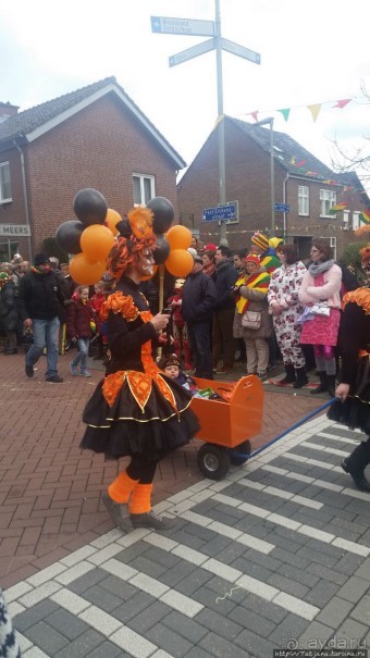 Карнавальное шествие в деревне Kleine Meers