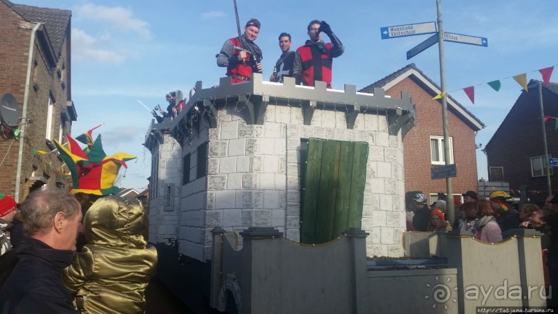 Карнавальное шествие в деревне Kleine Meers