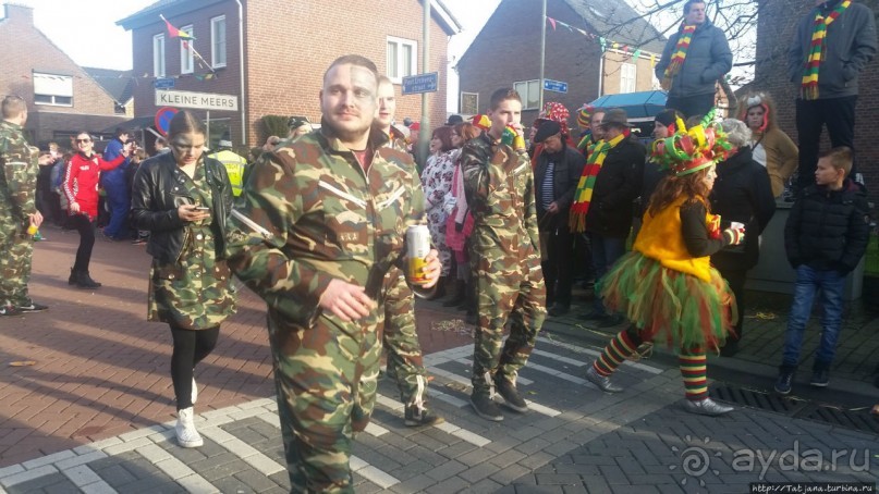 Карнавальное шествие в деревне Kleine Meers