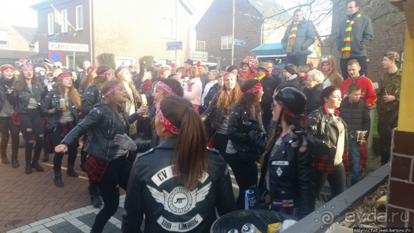 Карнавальное шествие в деревне Kleine Meers