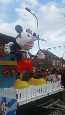 Карнавальное шествие в деревне Kleine Meers