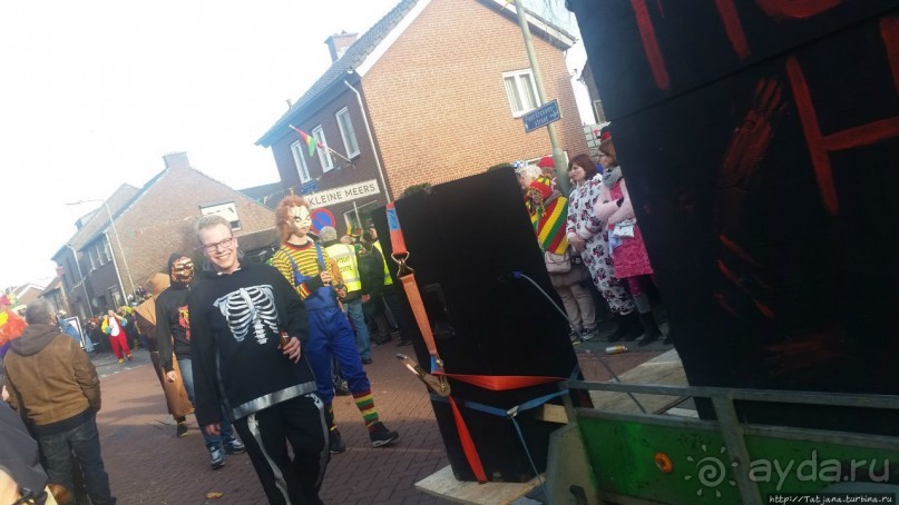 Карнавальное шествие в деревне Kleine Meers