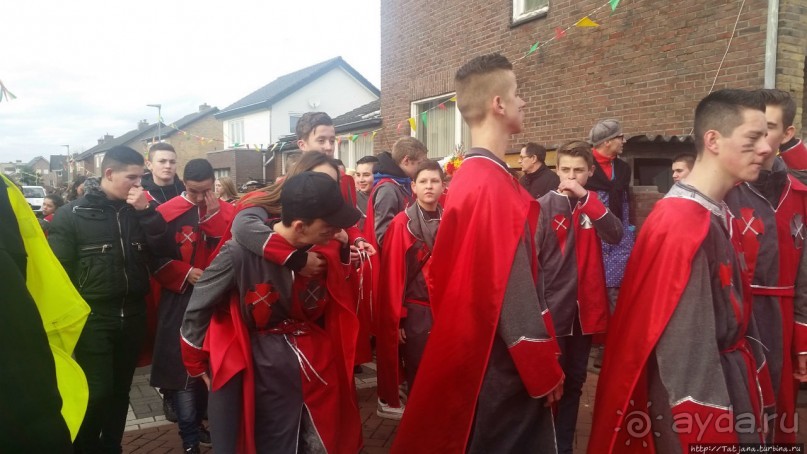 Карнавальное шествие в деревне Kleine Meers