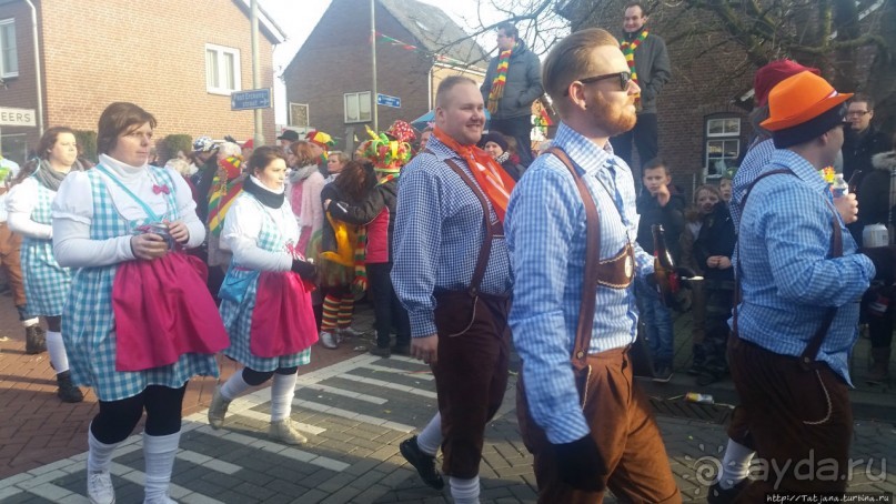 Карнавальное шествие в деревне Kleine Meers