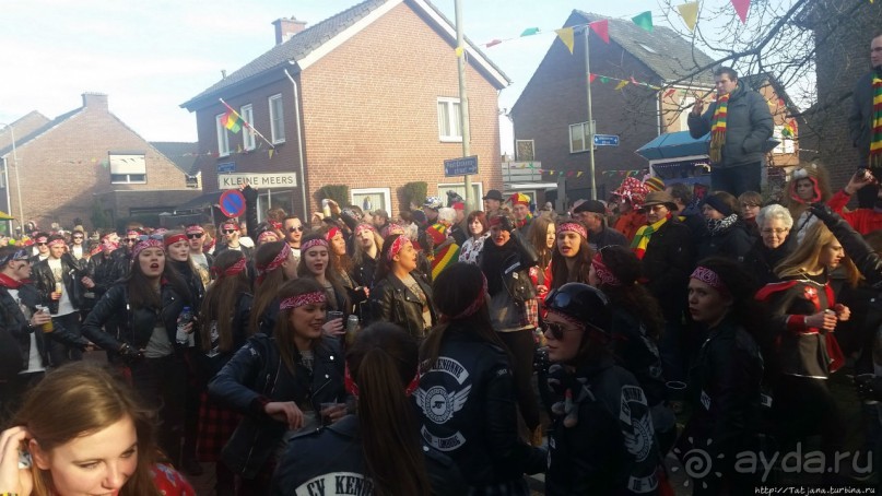 Карнавальное шествие в деревне Kleine Meers