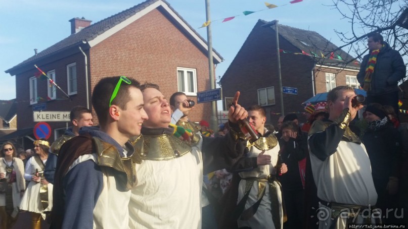 Карнавальное шествие в деревне Kleine Meers