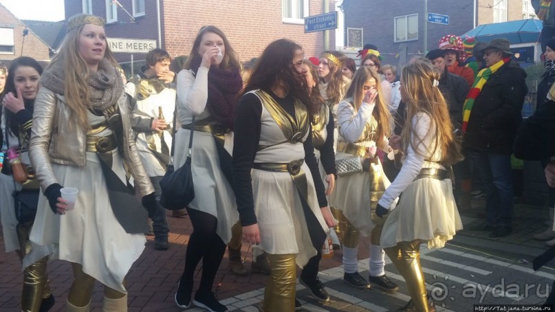 Карнавальное шествие в деревне Kleine Meers