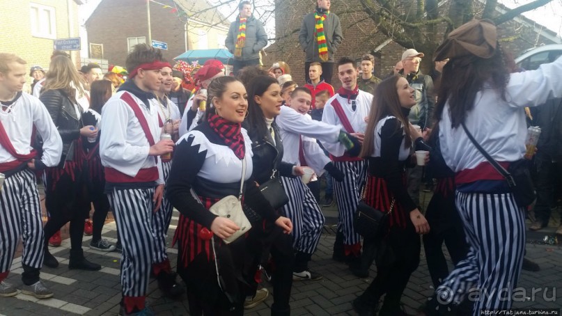 Карнавальное шествие в деревне Kleine Meers