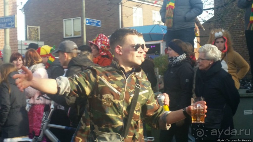 Карнавальное шествие в деревне Kleine Meers