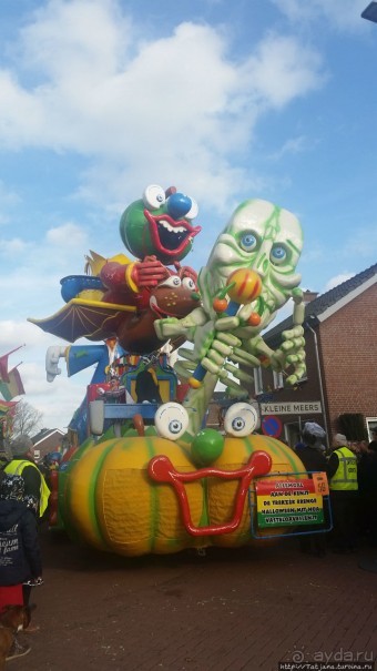 Карнавальное шествие в деревне Kleine Meers