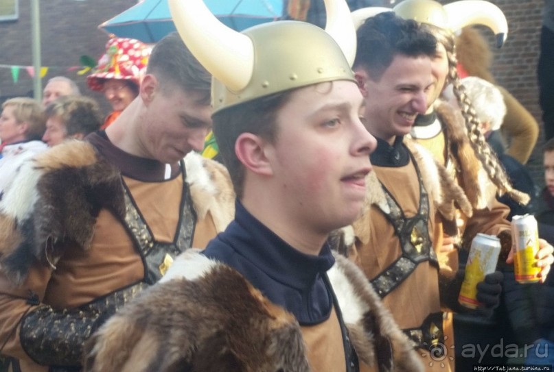 Карнавальное шествие в деревне Kleine Meers