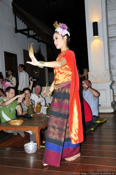 Популярный фольклорный ресторан "Khum Khantoke"