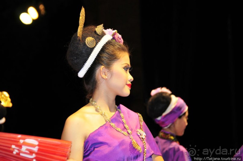 Популярный фольклорный ресторан "Khum Khantoke"