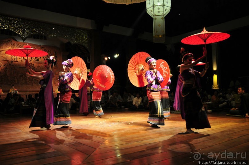 Популярный фольклорный ресторан "Khum Khantoke"